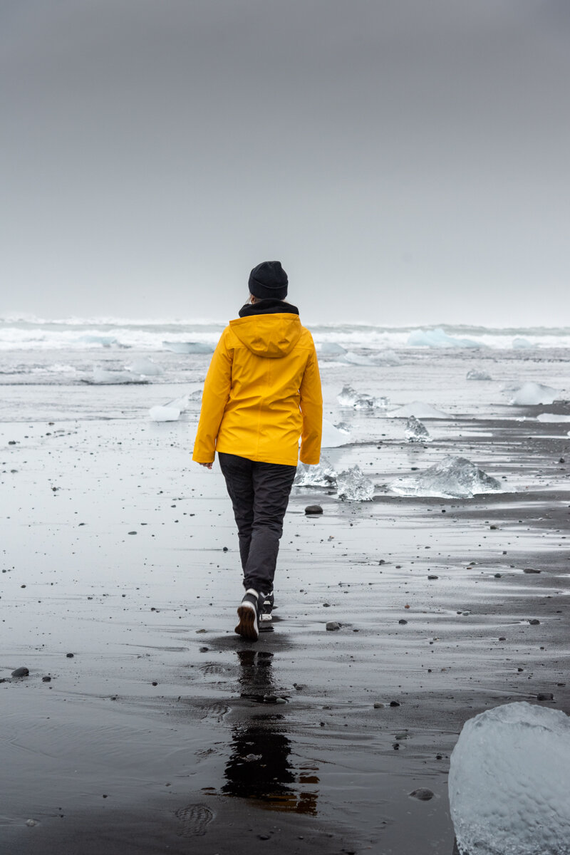 Marche sur la plage de Jokulsarlon à Jokulsarlon