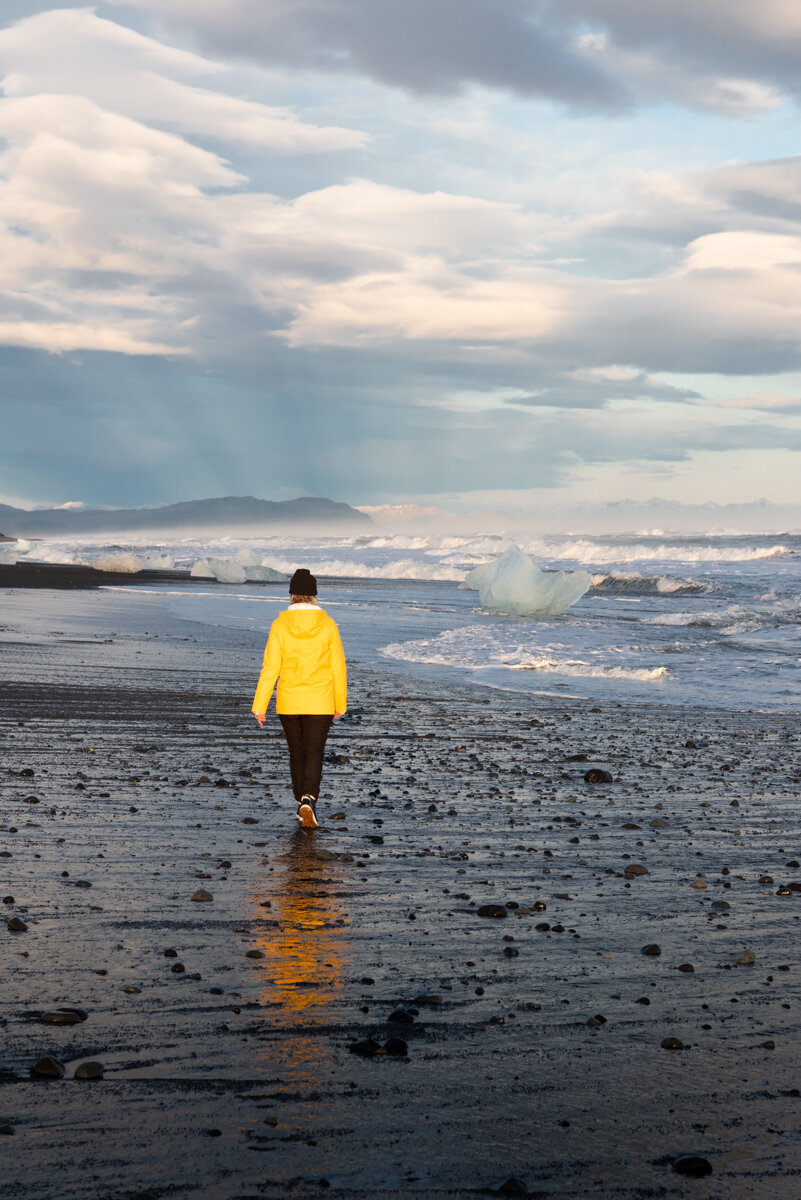 Marche sur la plage à Jokulsarlon