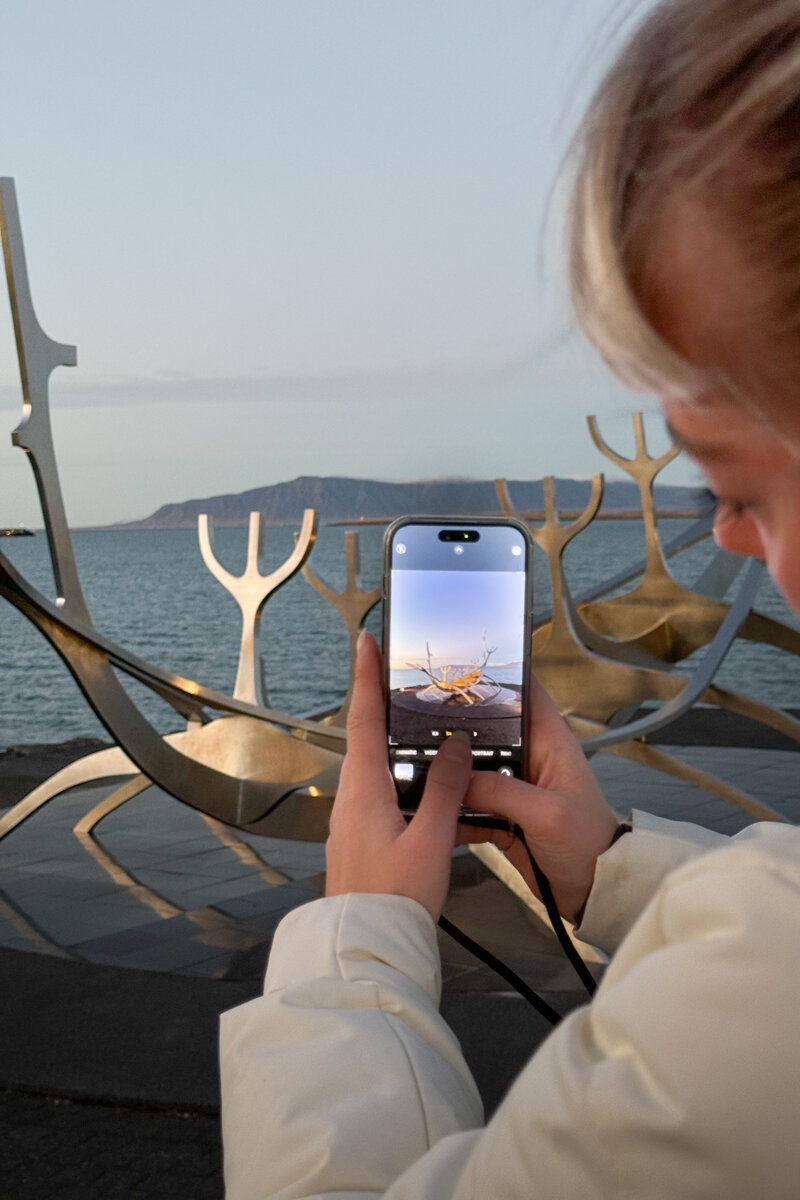 Prise en photo de la sculpture du voyageur du soleil de Reykjavik