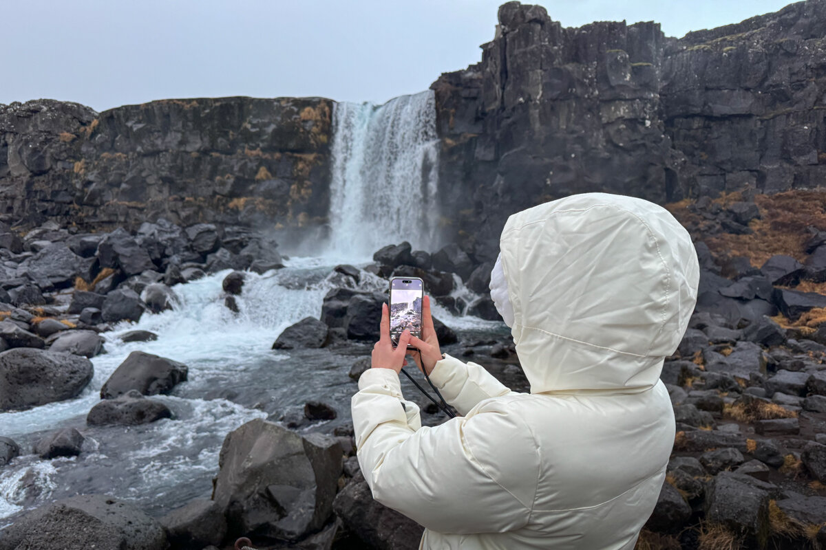 Prise en photo d'une cascade à Thingvellir