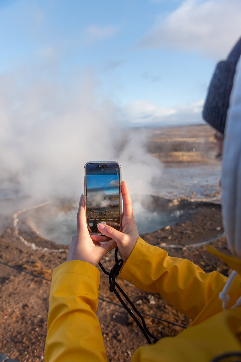 Prise en photo d'un geyser en Islande