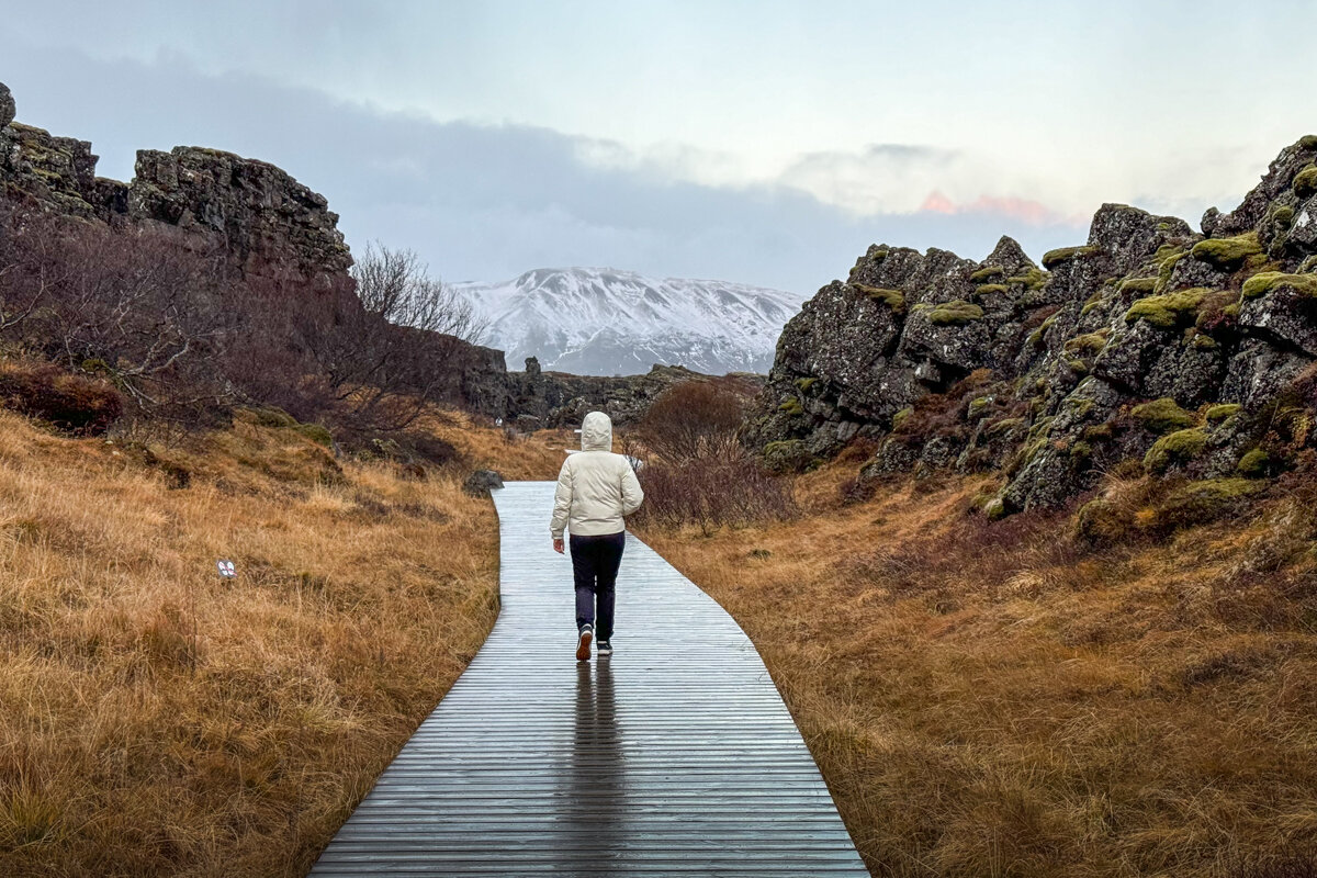 Promenade sur un sentier de Thingvellir dans le cercle d'or